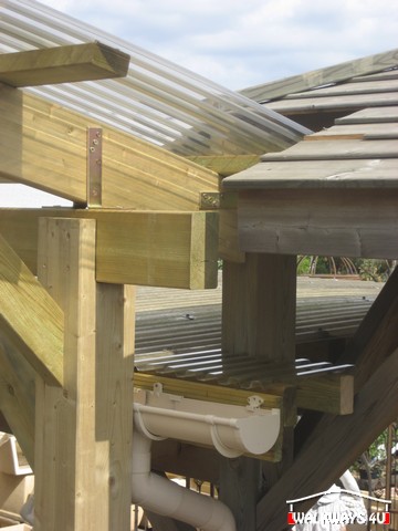 Covered wood constructions. Covered walkways. Laminated wood.