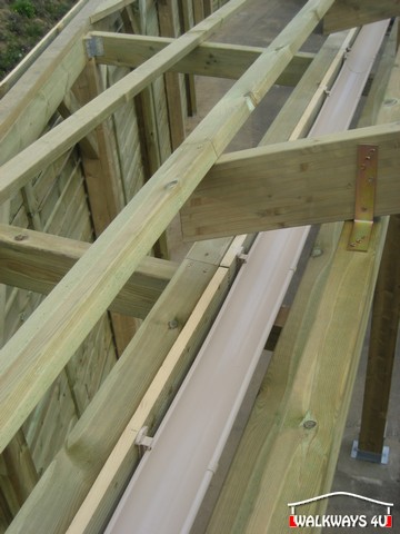 Covered wood constructions. Covered walkways. Laminated wood.