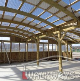 Konstrukcje drewniane hale wystawowe zadaszenia z drewna klejonego Walkways
