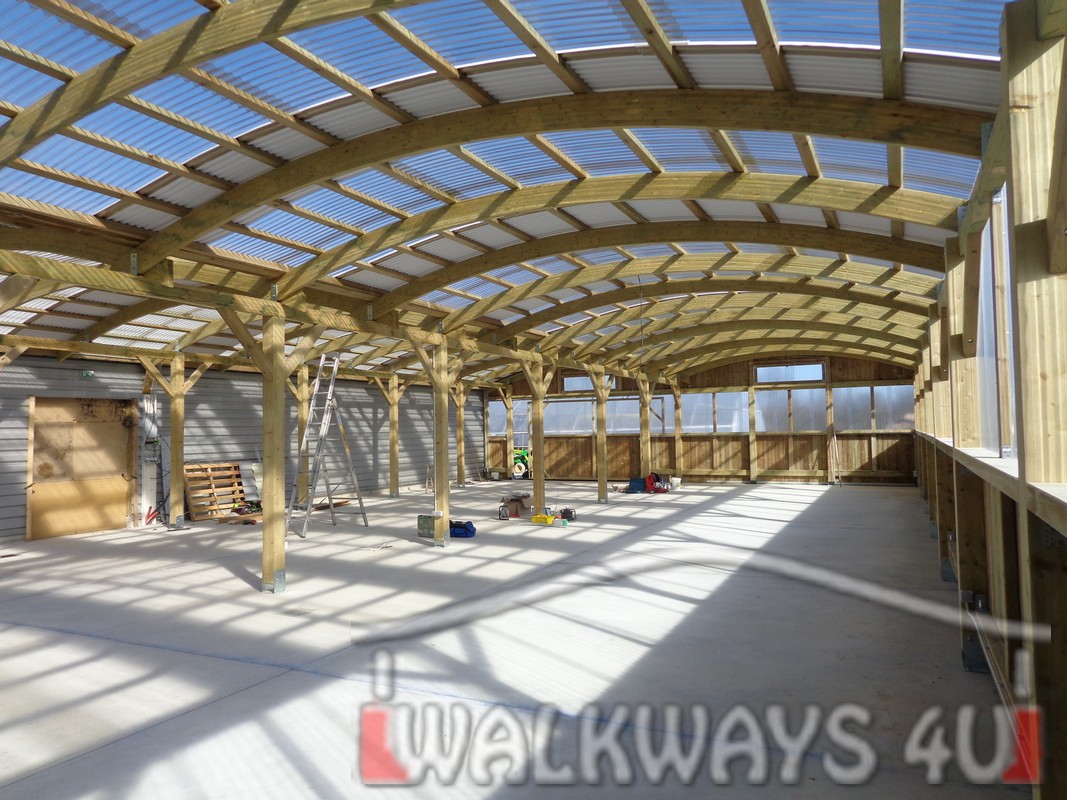 Konstrukcje drewniane hale wystawowe zadaszenia z drewna klejonego Walkways