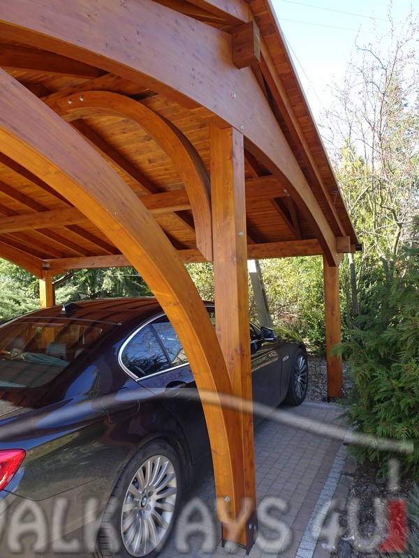 samochodowa wiata z drewna klejonego kryta gontem, carport