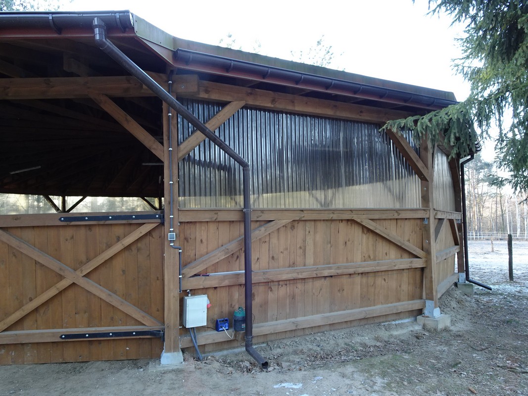 Photo 07. Fully covered lunge pen for lungeing or working horses. The fully covered roof is constructed with laminated wood