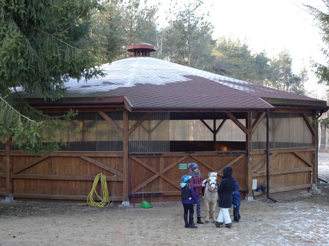 Photo 08. Fully covered lunge pen for lungeing or working horses. The fully covered roof is constructed with laminated wood