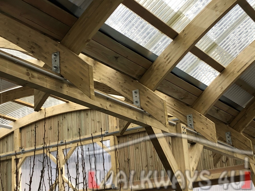 Wielkogabarytowe konstrukcje z drewna klejonego, zadaszone hale i wiaty drewniane, dachy z poliwęglanu PCV Onyx