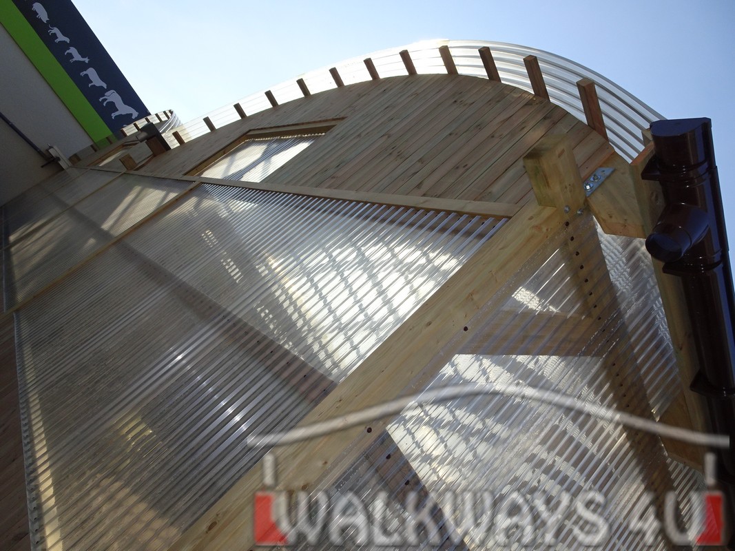 Wielkogabarytowe konstrukcje z drewna klejonego, zadaszone hale i wiaty drewniane, dachy z poliwęglanu PCV Onyx