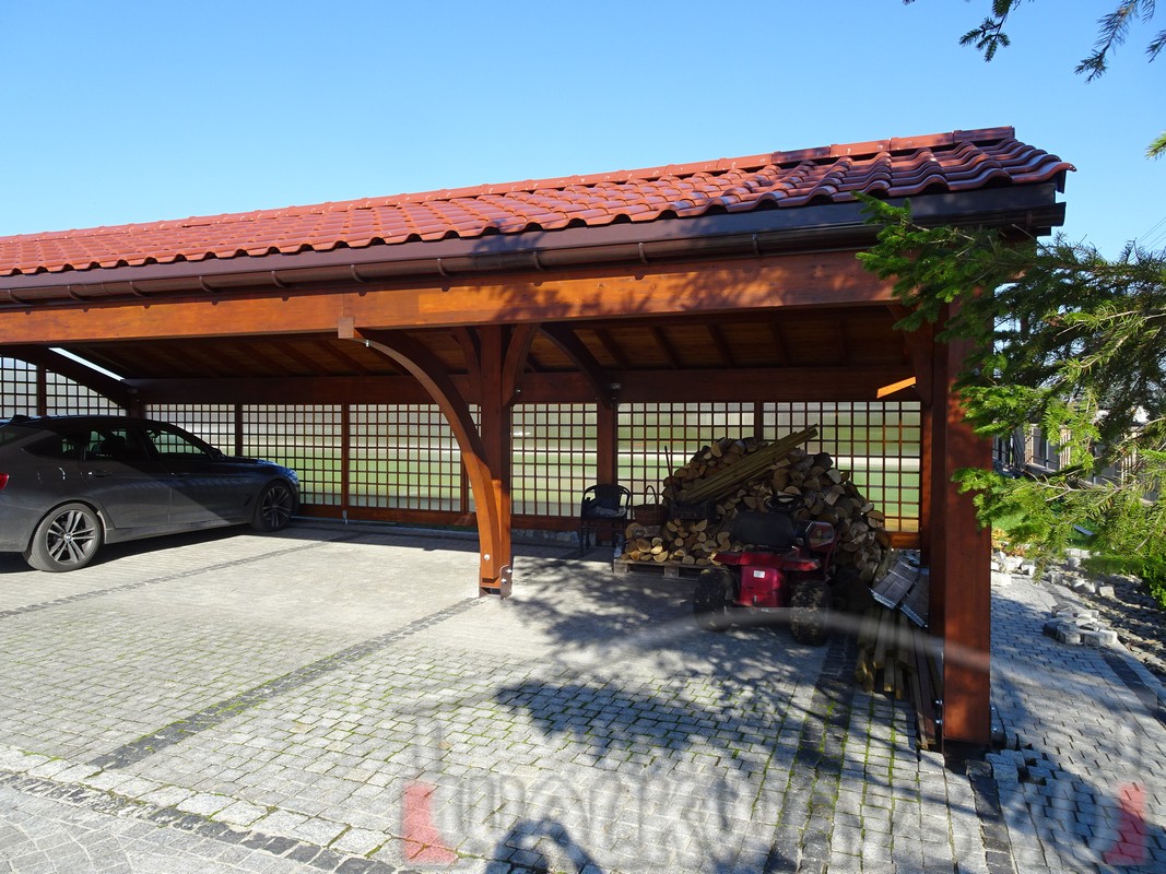 Image No  1. Structure en bois recouverte d’une toiture en plaques ou panneaux de polycarbonate, carport