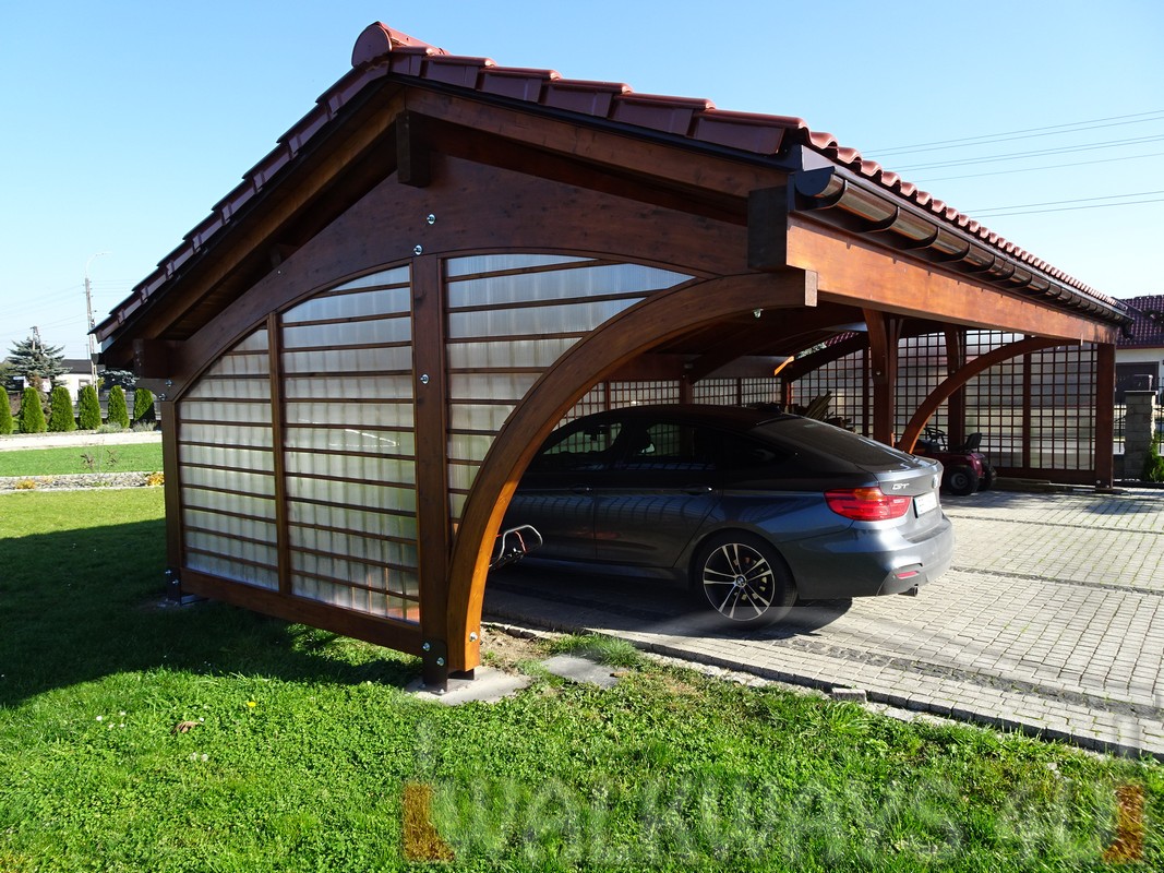 Image No  3. Structure en bois recouverte d’une toiture en plaques ou panneaux de polycarbonate, carport