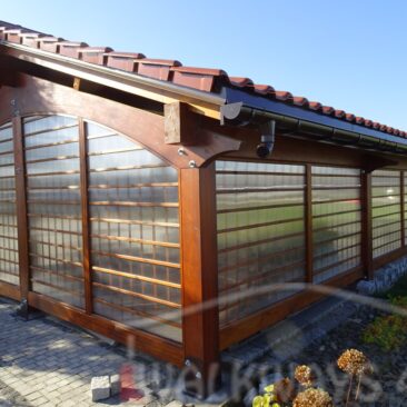Image No 6 . Structure en bois recouverte d’une toiture en plaques ou panneaux de polycarbonate, carport