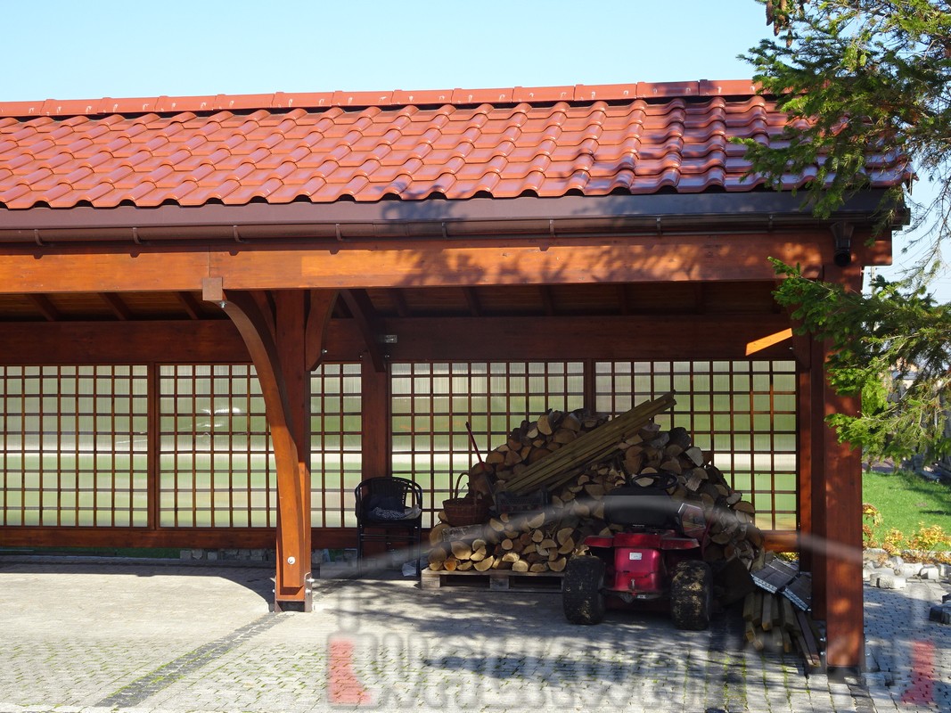 Image No 8 . Structure en bois recouverte d’une toiture en plaques ou panneaux de polycarbonate, carport