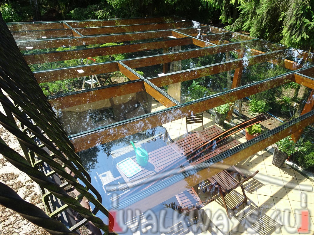 Zdjęcie nr 7. Pokrycie tarasu szkłem hartowanym na konstrukcji z drewna klejonego. Projekty indywidualne i wykonanie. 