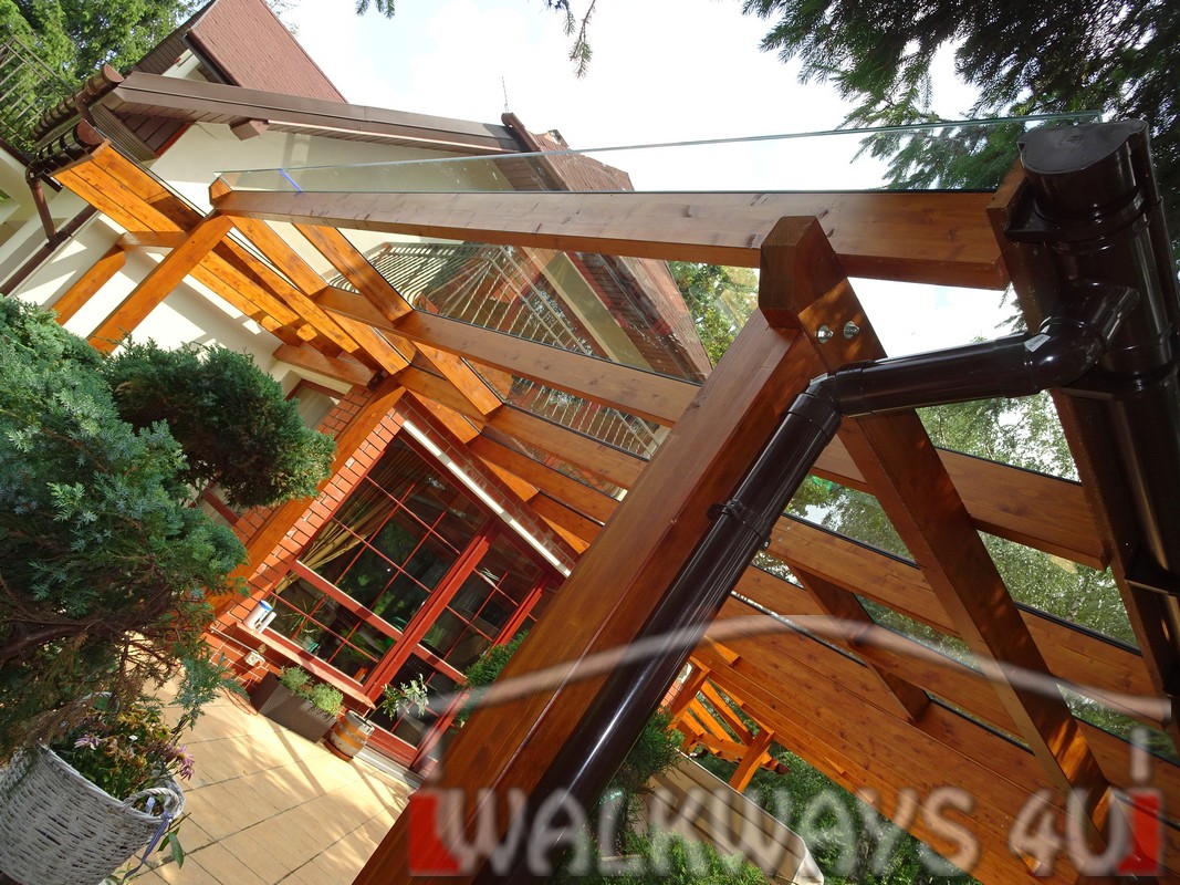 Zdjęcie nr 3. Pokrycie tarasu szkłem hartowanym na konstrukcji z drewna klejonego. Projekty indywidualne i wykonanie. 