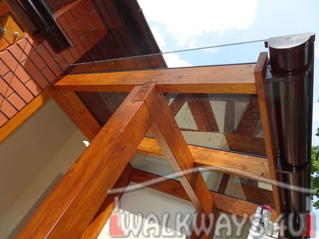 Zdjęcie nr 16. Pokrycie tarasu szkłem hartowanym na konstrukcji z drewna klejonego. Projekty indywidualne i wykonanie. 