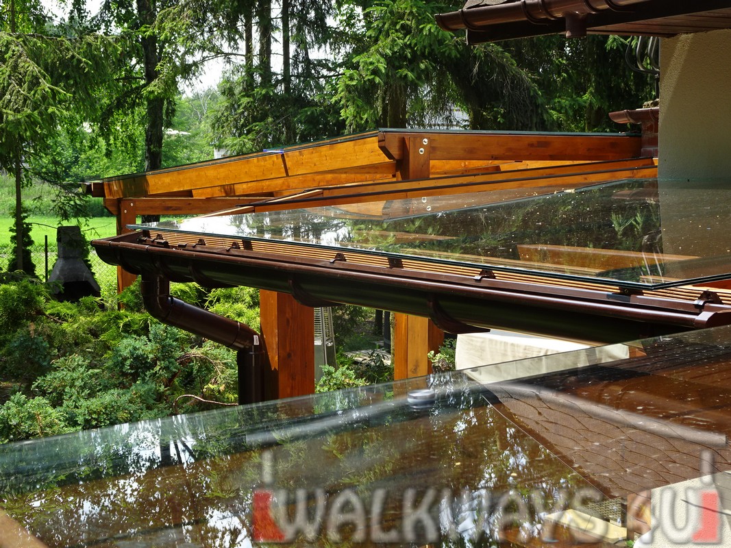 Zdjęcie nr 9. Pokrycie tarasu szkłem hartowanym na konstrukcji z drewna klejonego. Projekty indywidualne i wykonanie. 