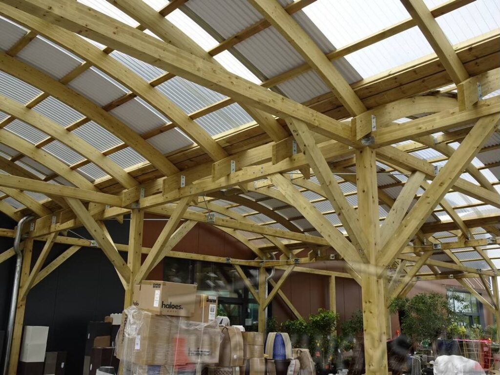 Widok 6. Budowle z drewna konstrukcyjnego zadaszenia powierzchni ekspozycyjnych i handlowych projekty i realizacja