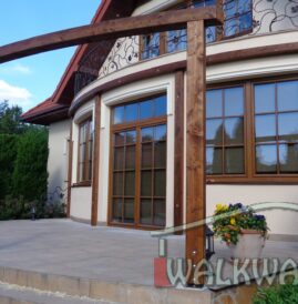 Zabudowa tarasu okrągłego i półokrągłe zadaszenie z łuków z drewna klejonego Walkways4U